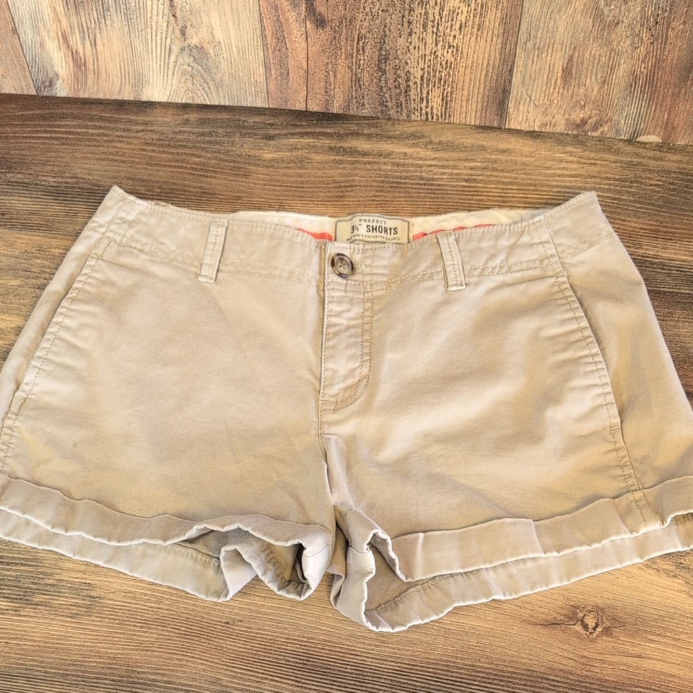 Old Navy Favorite Khakis Perfect 3 1/2" Beige Cargo Shorts 6             C545